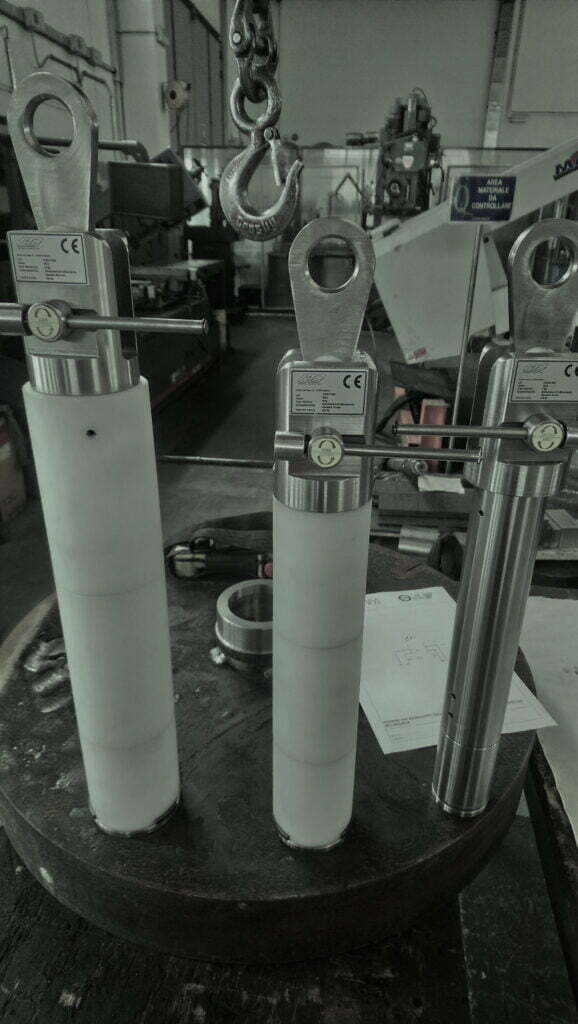 Expanding gripping device